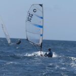 homme sur la mer avec une planche à voile