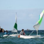 Deux enfants pratiquant la voile