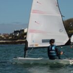 image d'un enfant / adolescent faisant de la voile seul