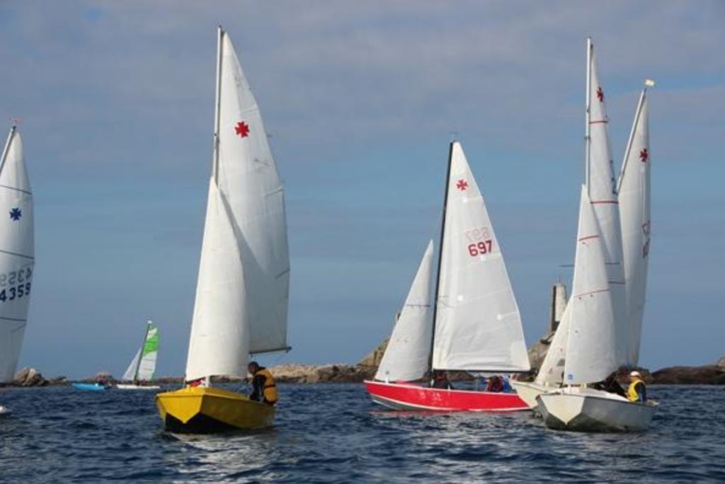 3 voiliers pour adulte sur la mer